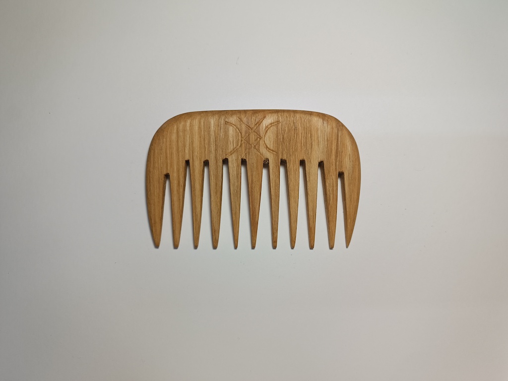 Medinis šukos su ornamentais (U5)