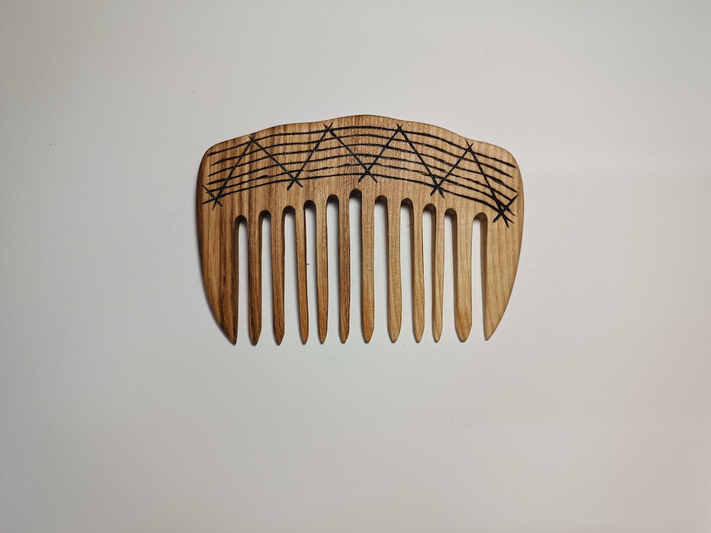 Medinis šukos su ornamentais (U6)