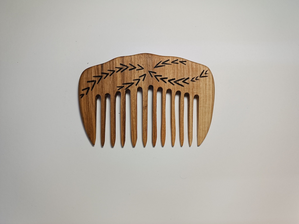 Medinis šukos su ornamentais (U7)