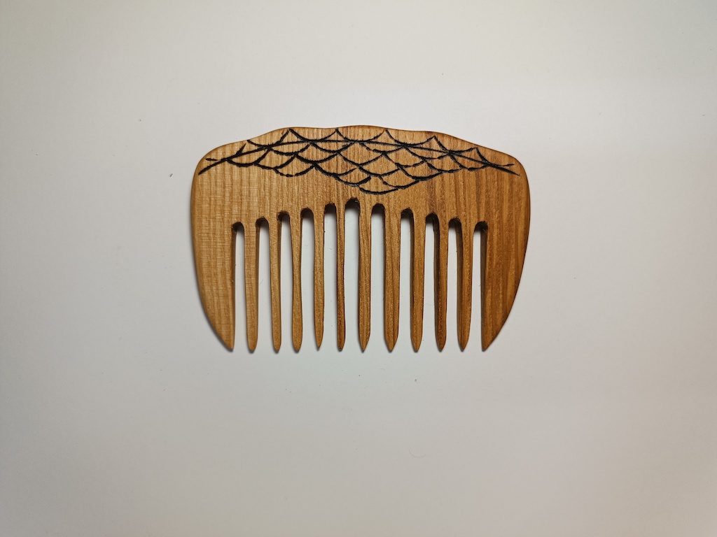 Medinės šukos su ornamentais (U8)