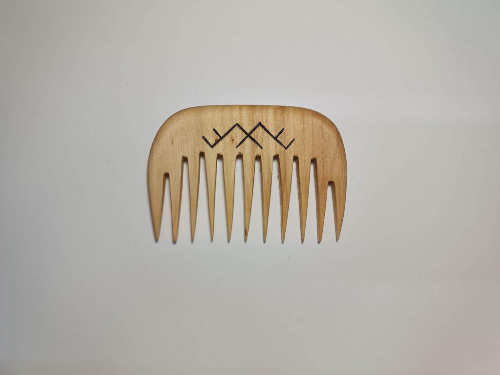 Medinis šukas su ornamentais (U9)