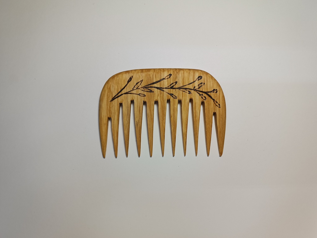 Medinės šukos su ornamentais (U9)