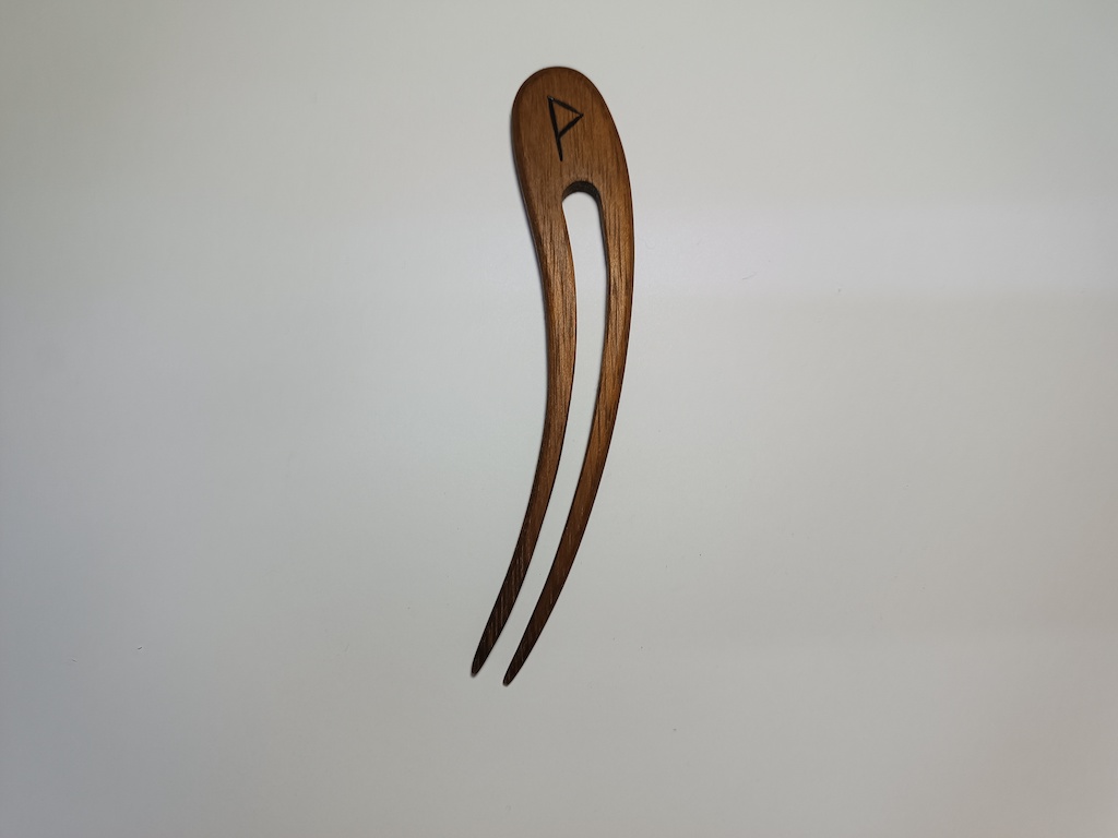 Medinė plaukų smeigė