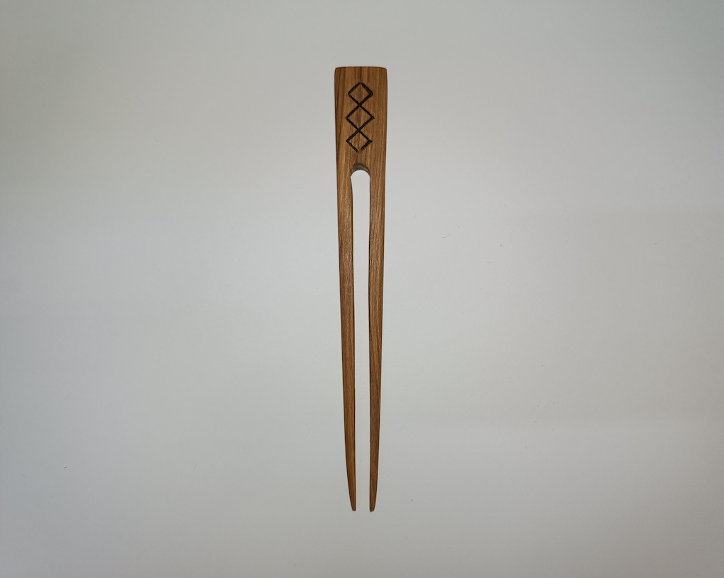 Medinė plaukų smeigė su ornamentais (G2)