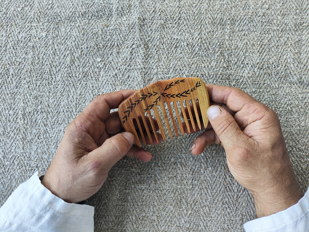 Medinės šukos su ornamentais (U10)