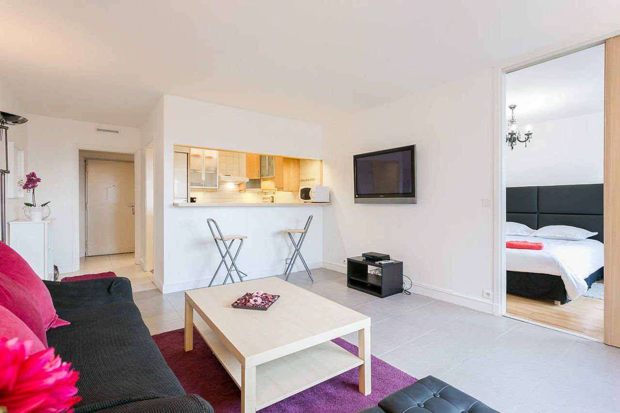 🏠 1-Bedroom Luxury Apartment for Rent | Rue de Berri, 8th District, Paris
