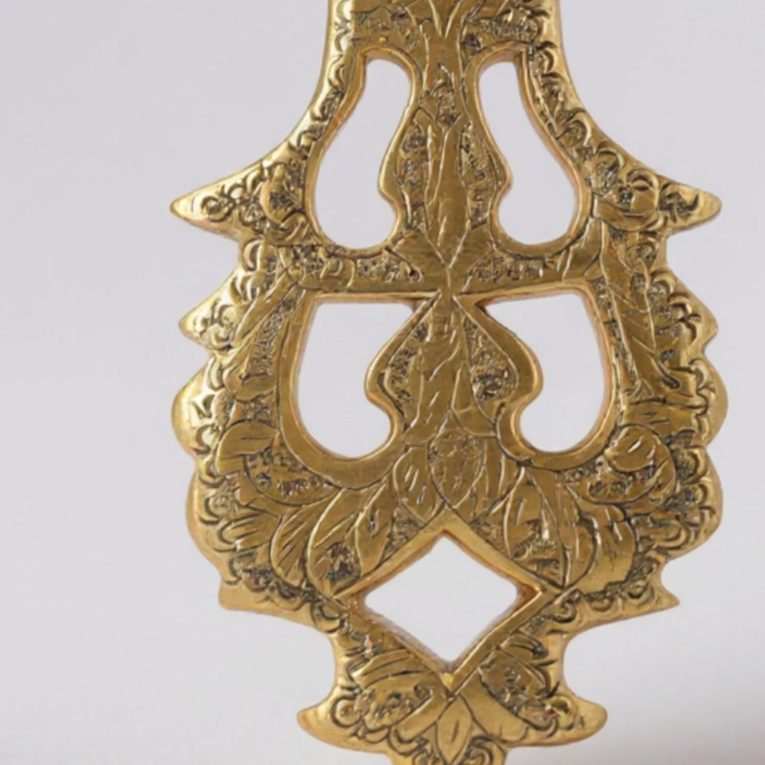 Heurtoir de porte en cuivre gravé – Modèle andalou (24 cm)