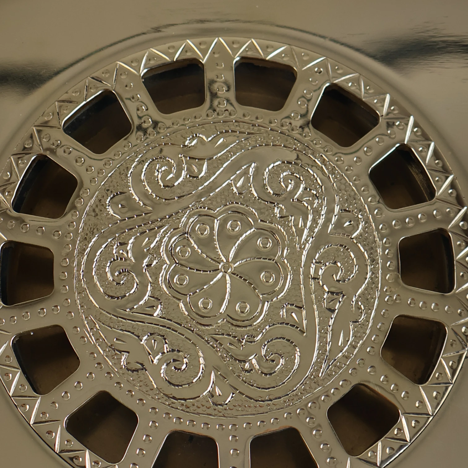 Grille d’évacuation carrée en cuivre gravé – Motif artisanal