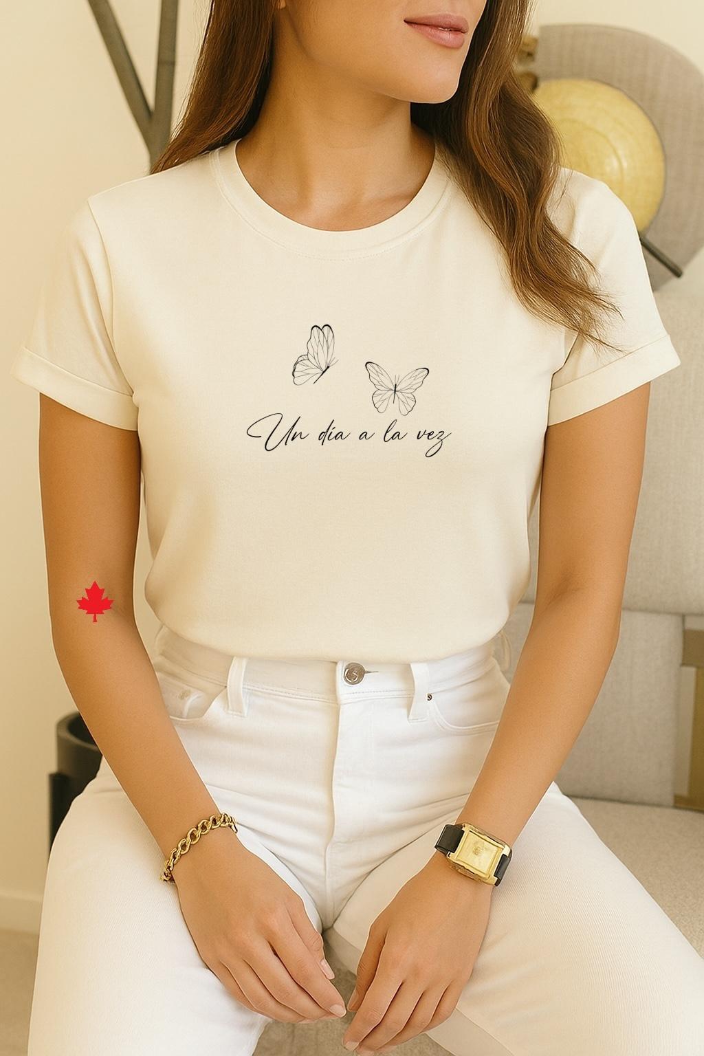 Camiseta blanca con mariposas