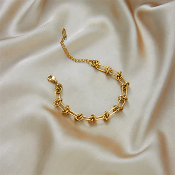Elegant Gold Knot Bracelet