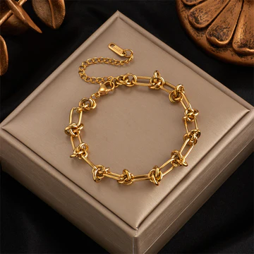Elegant Gold Knot Bracelet