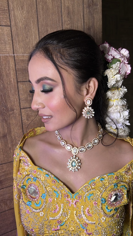 Green Teardrop Kundan Necklace Set with Mirror-Polished Uncut Stones