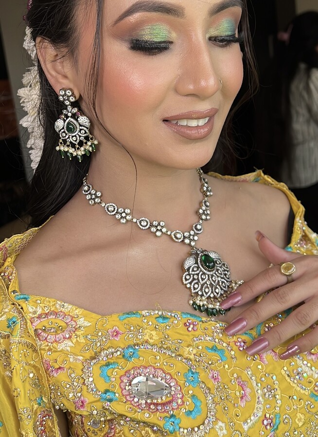 Grand Green Stone Antique Necklace Set with Peacock-Inspired Pendant Design