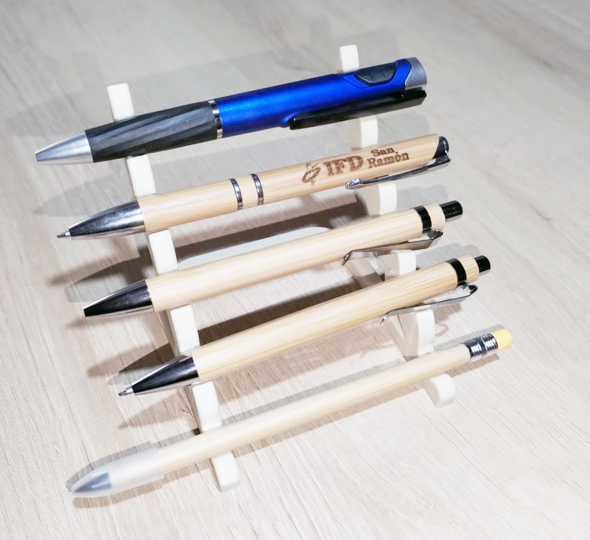 Soporte exhibidor plastico hasta 5 lapiceras para mesa