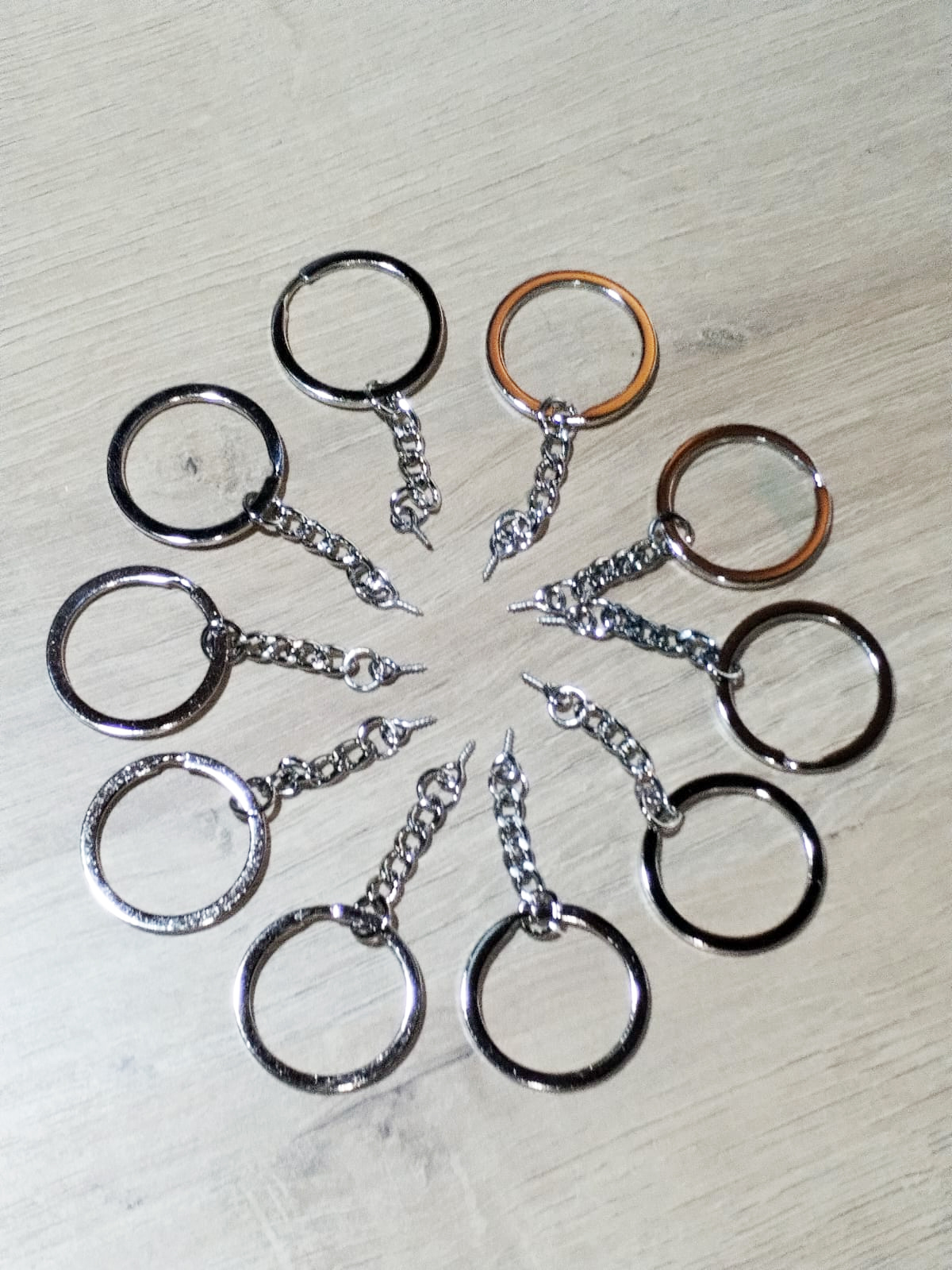 LLavero metálico 30 mms con cadena y armella pack x 100