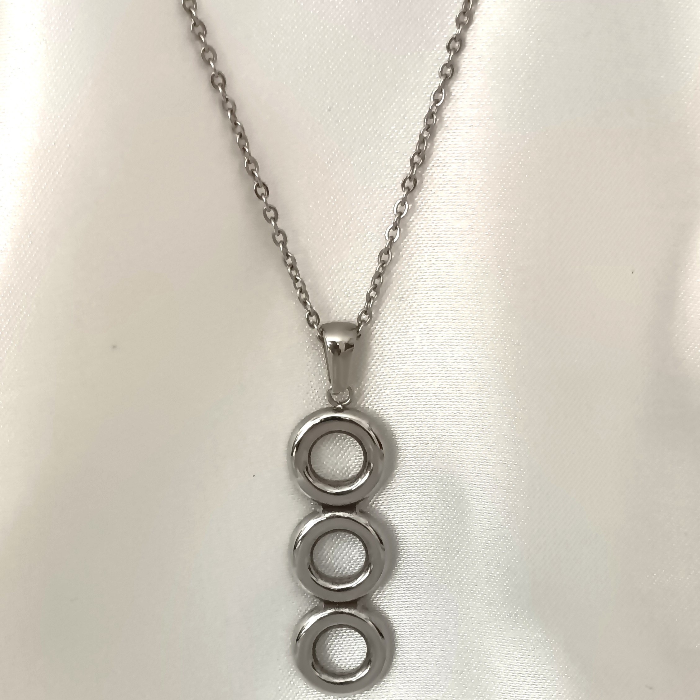COLLIER OLIVIA