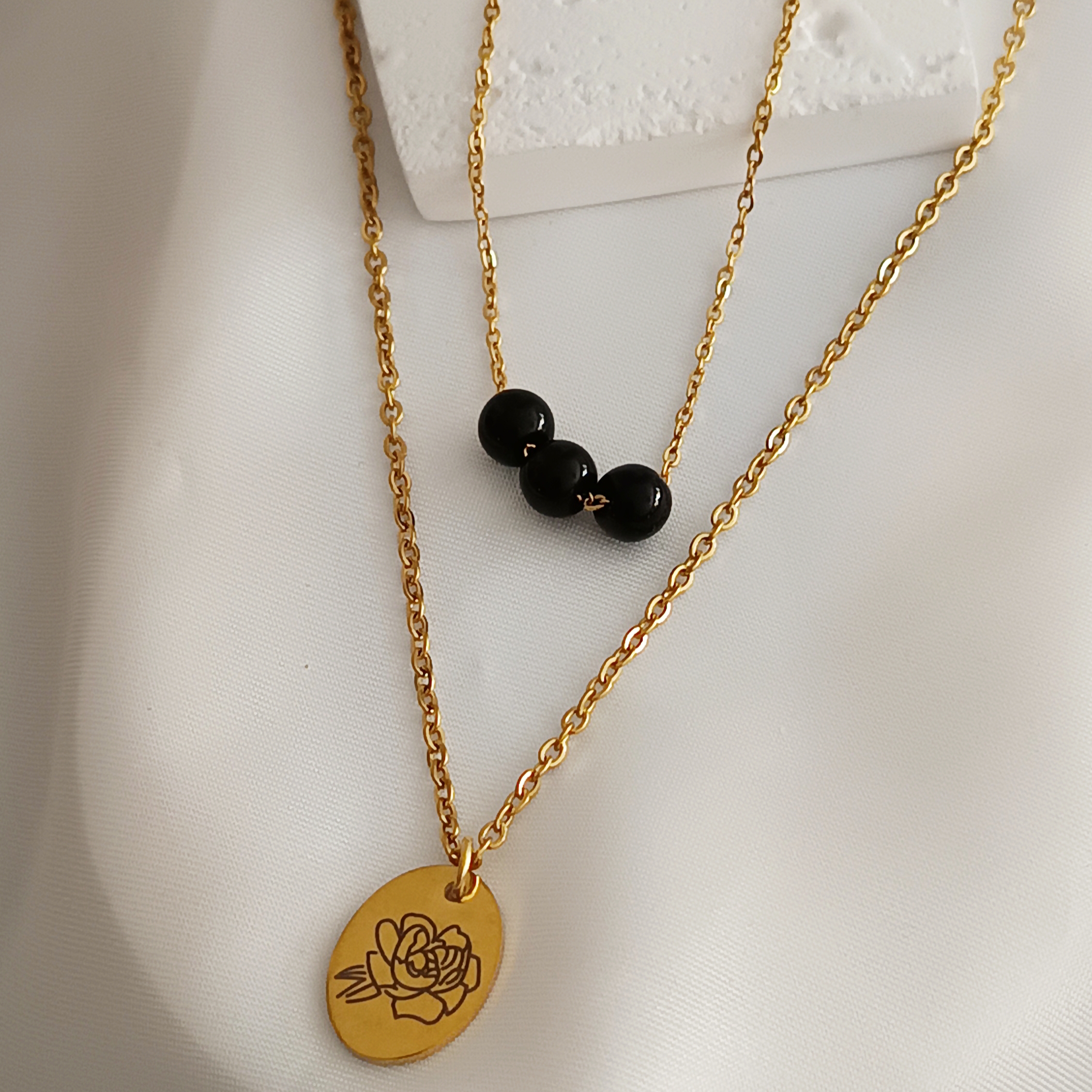 COLLIER AVA