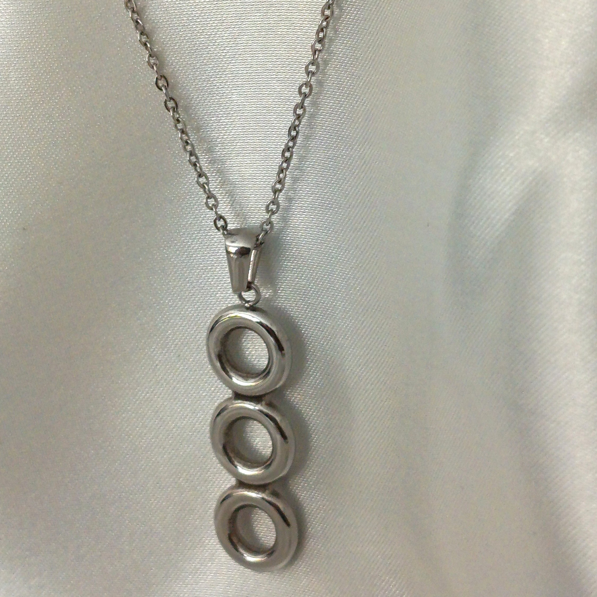 COLLIER OLIVIA