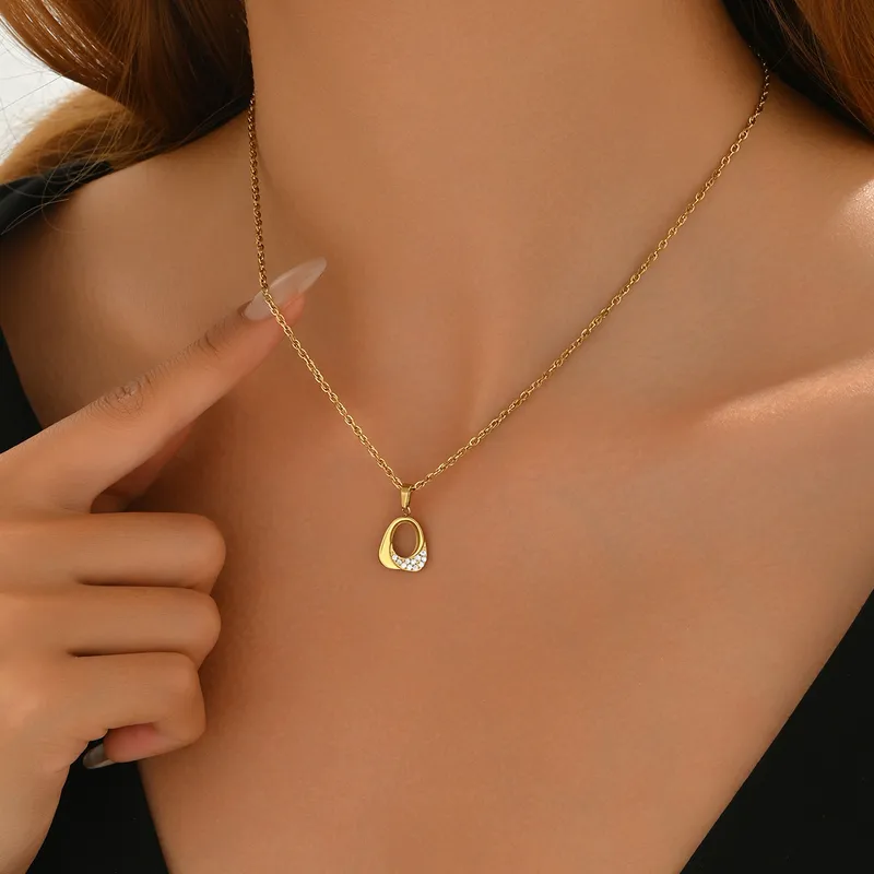 COLLIER FAYE