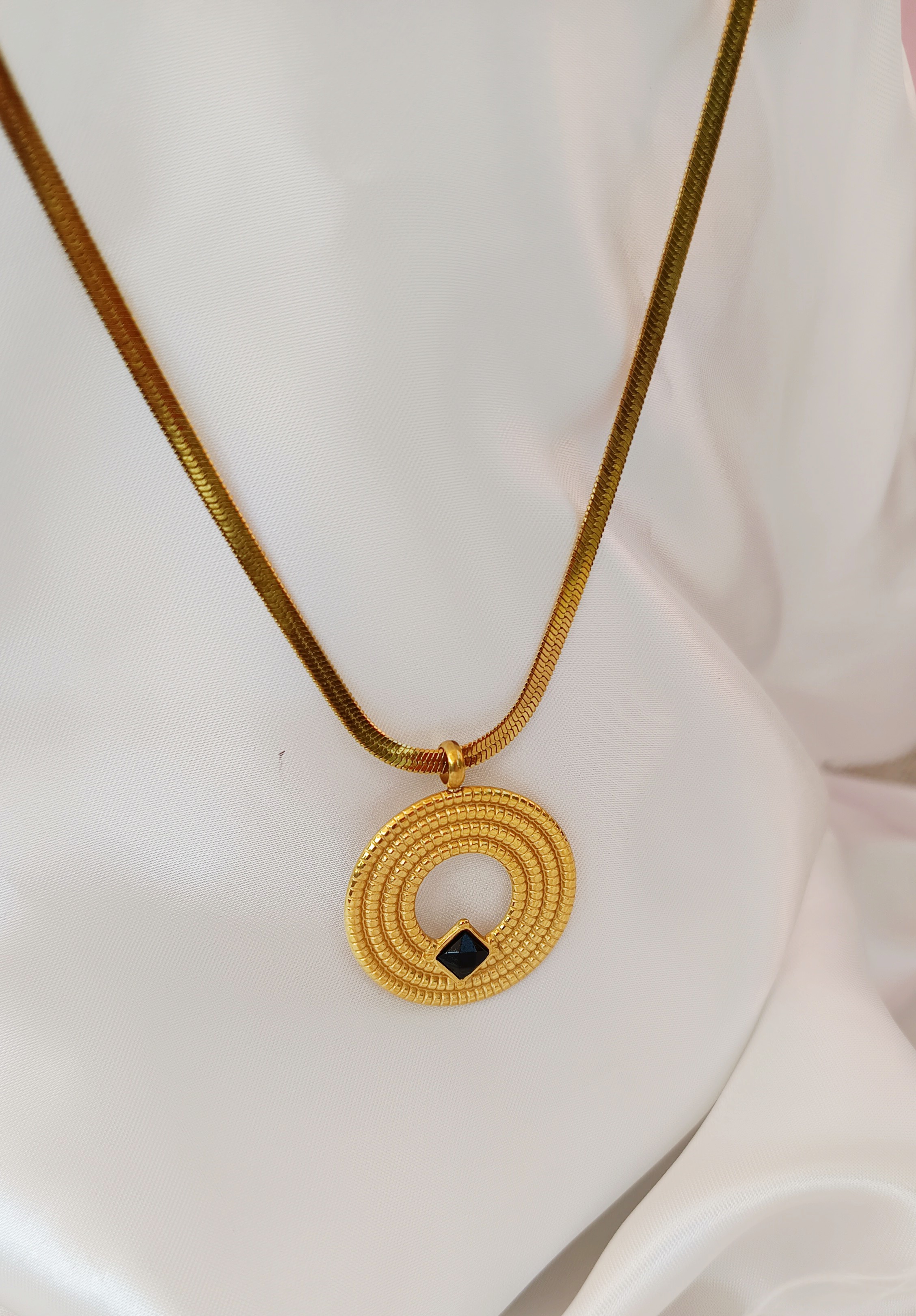 COLLIER BETHY NOIR