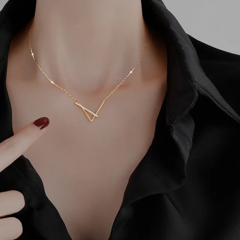 COLLIER DIANA