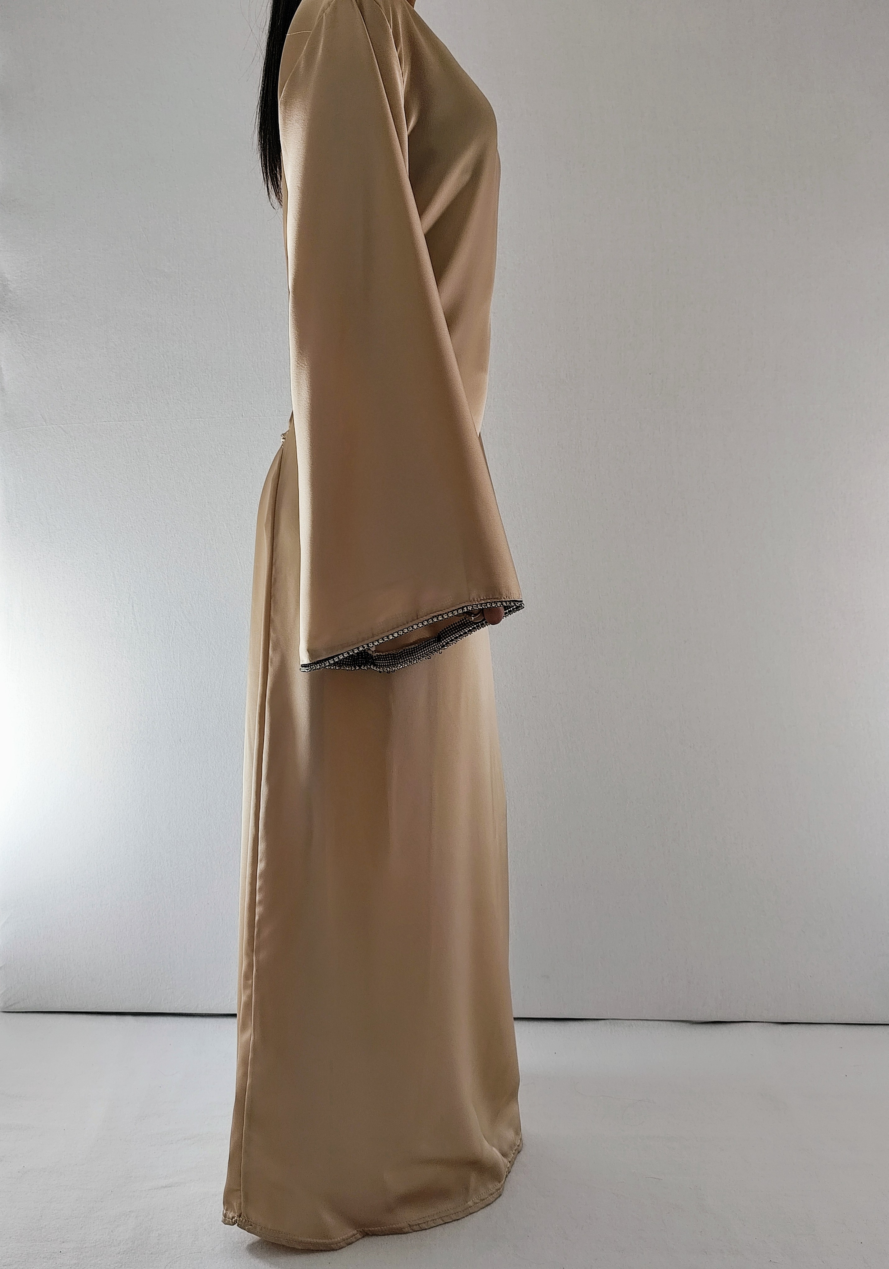 Robe longue beige avec manches longues