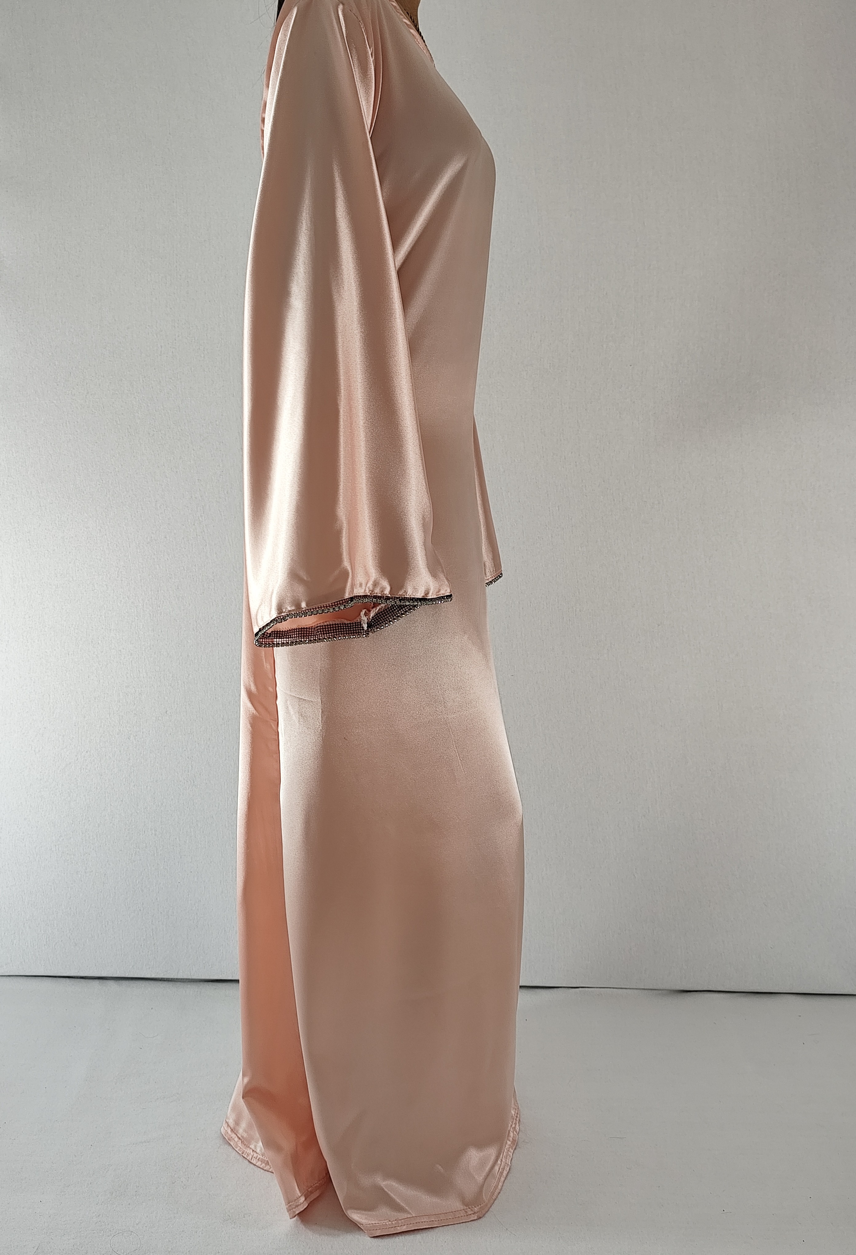 Robe longue rose avec manches longues