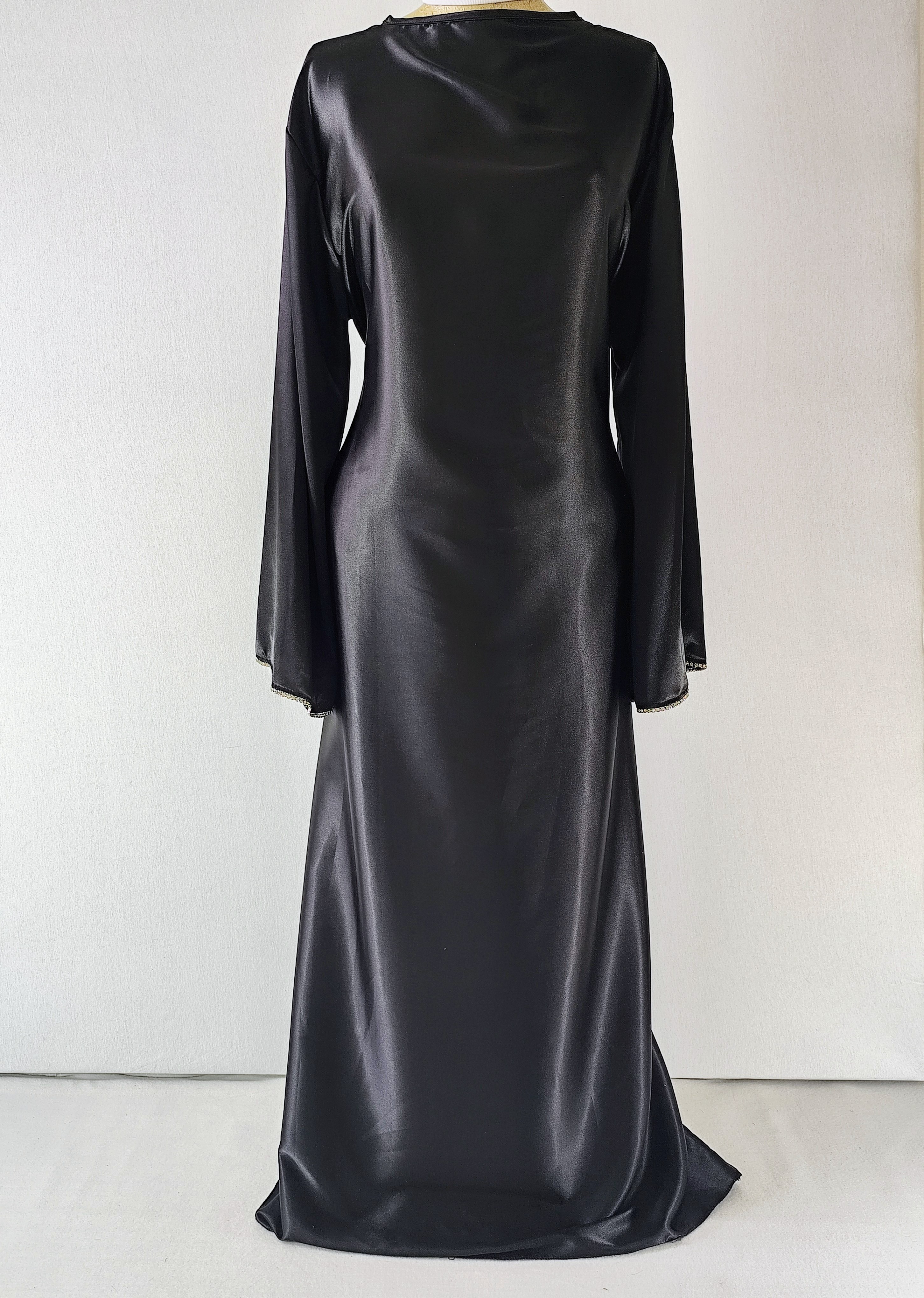 Robe longue noir avec manches longues