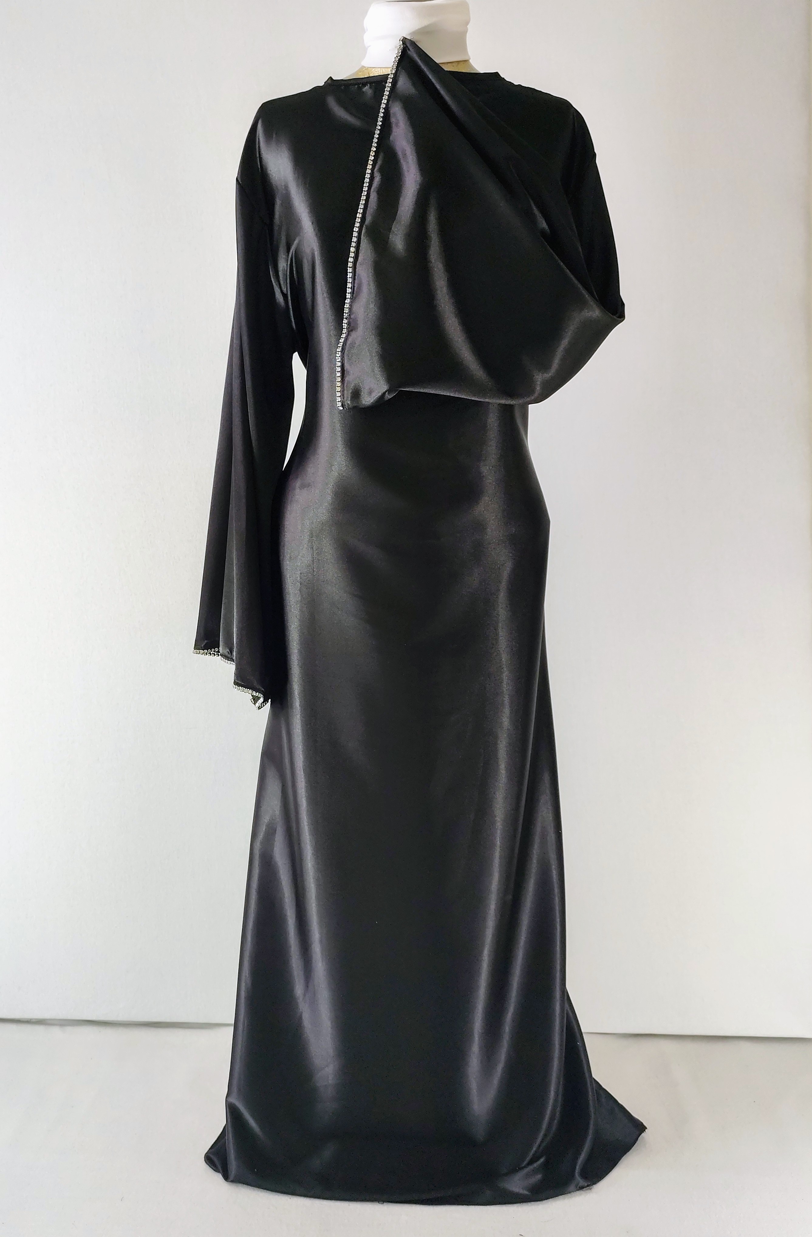 Robe longue noir avec manches longues