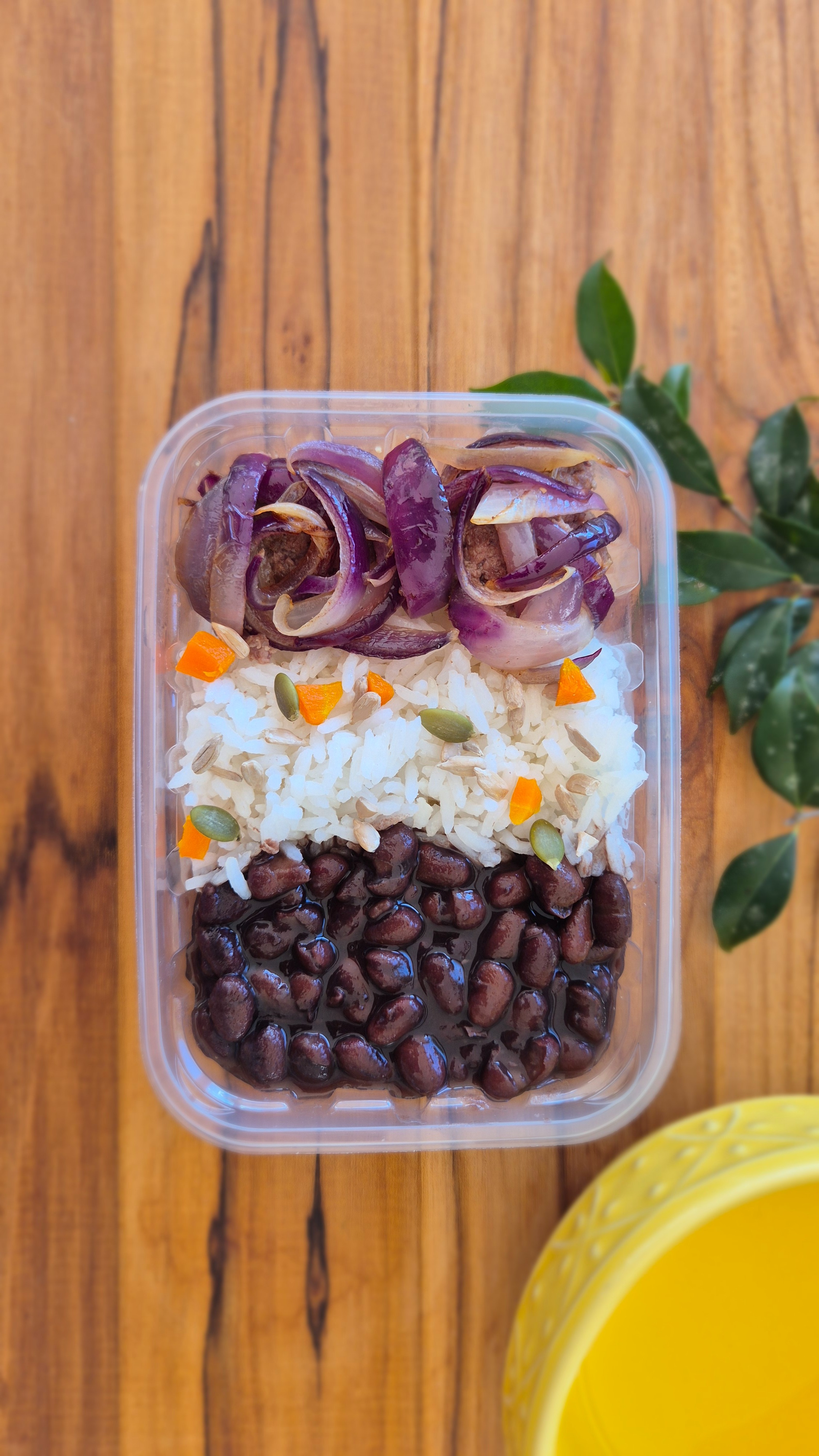 Alcatra acebolada, arroz fitness e feijão preto. (Ref 2504)