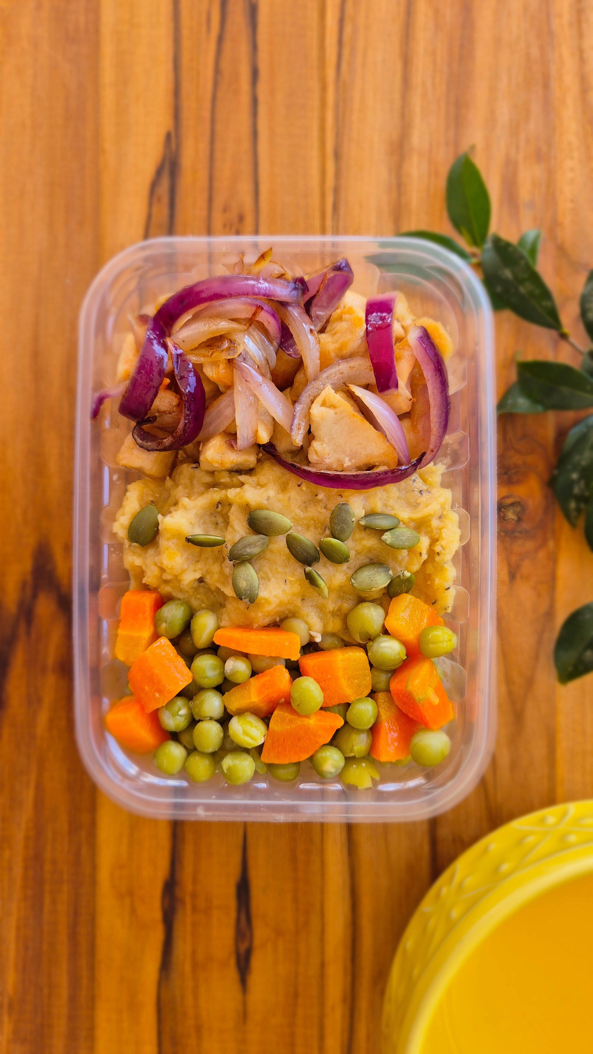 Peito de frango com cebola roxa caramelizada, purê de lentilha rosa com sementes de abóbora e ervilhas com cenoura. (Ref. 2510)