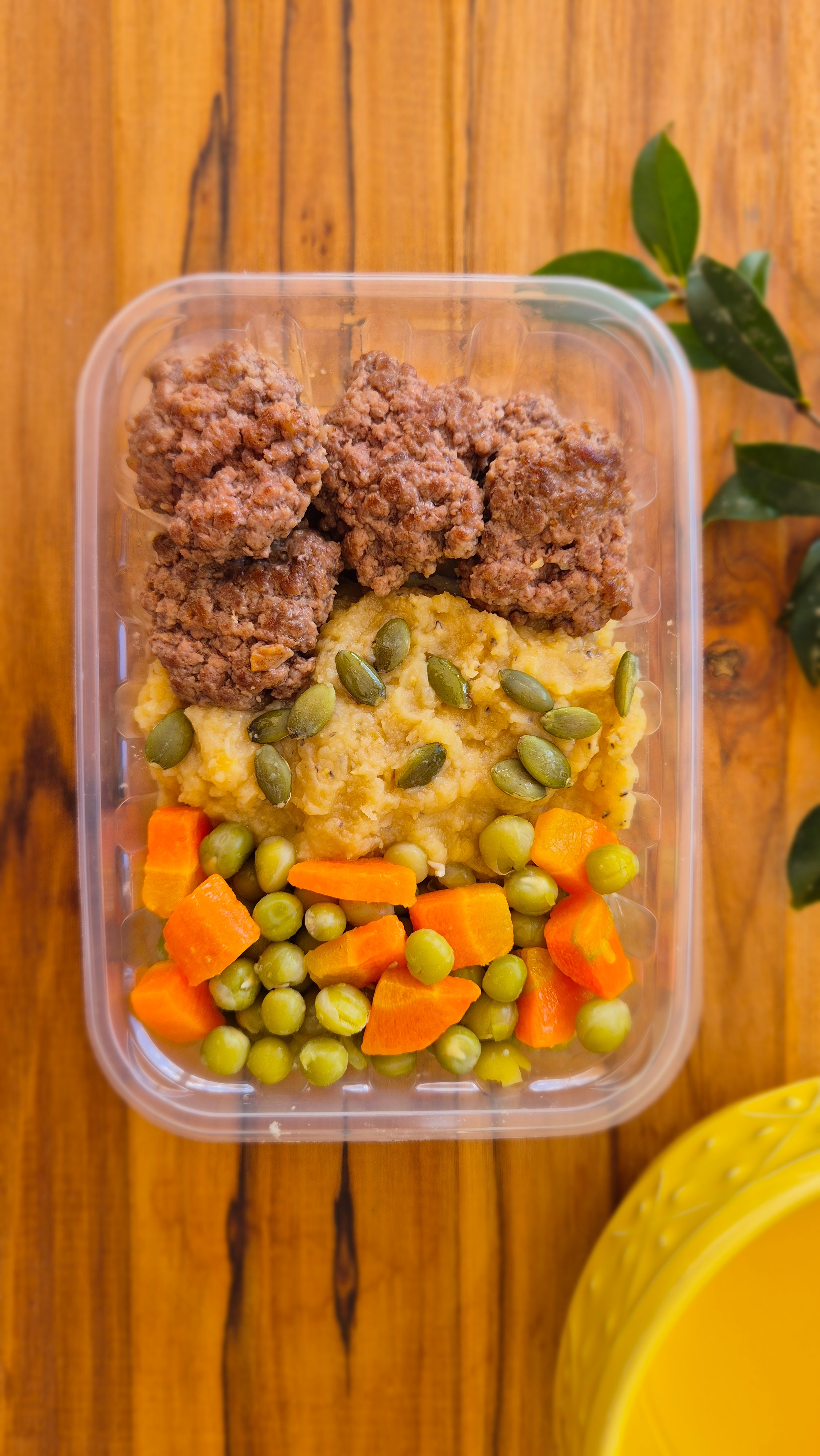 Mini hambúrgueres, purê de lentilha rosa com sementes de abóbora e ervilhas com cenoura. (Ref. 2511)