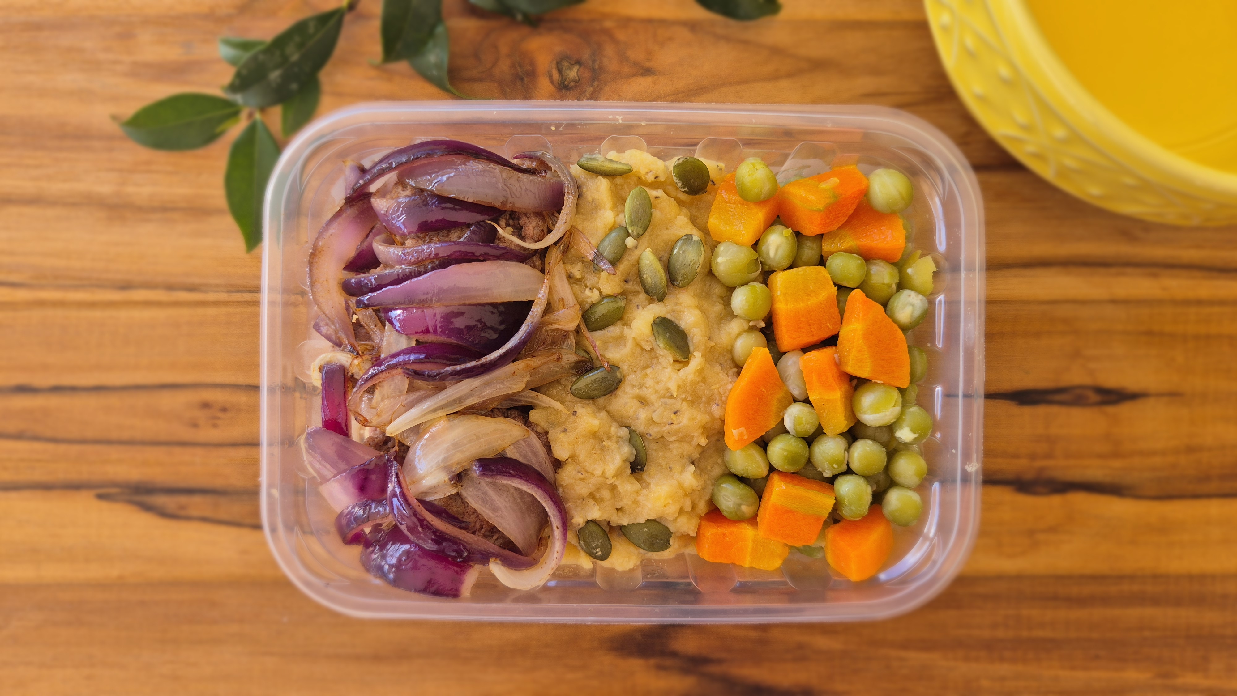 Mini hambúrgueres com acebolada caramelizada, purê de lentilha rosa, ervilhas e cenoura. (Ref. 2508)