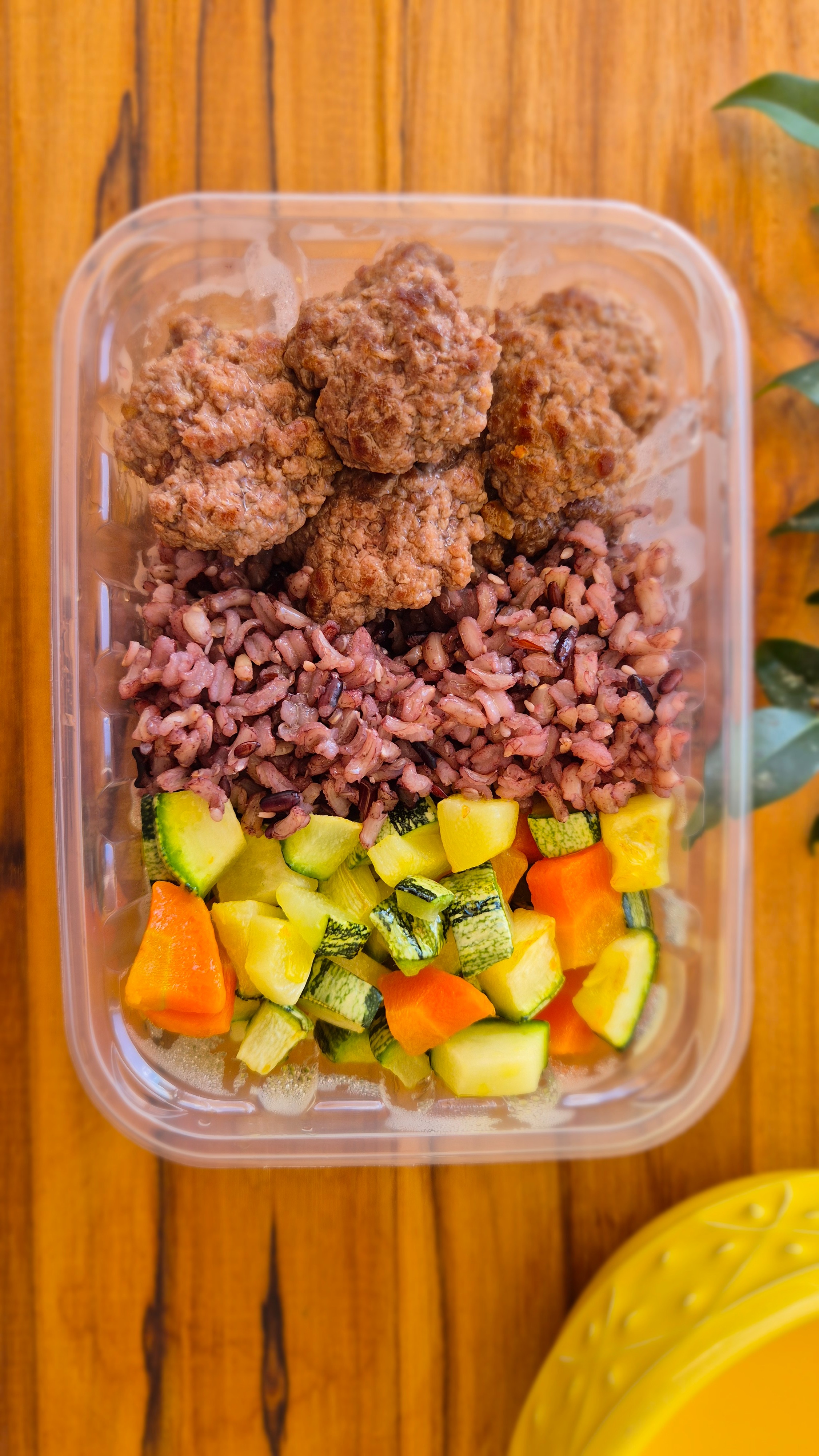 Mini hambúrgueres artesanais, risoto funcional 8 grãos e legumes salteados. (Ref. 2516)