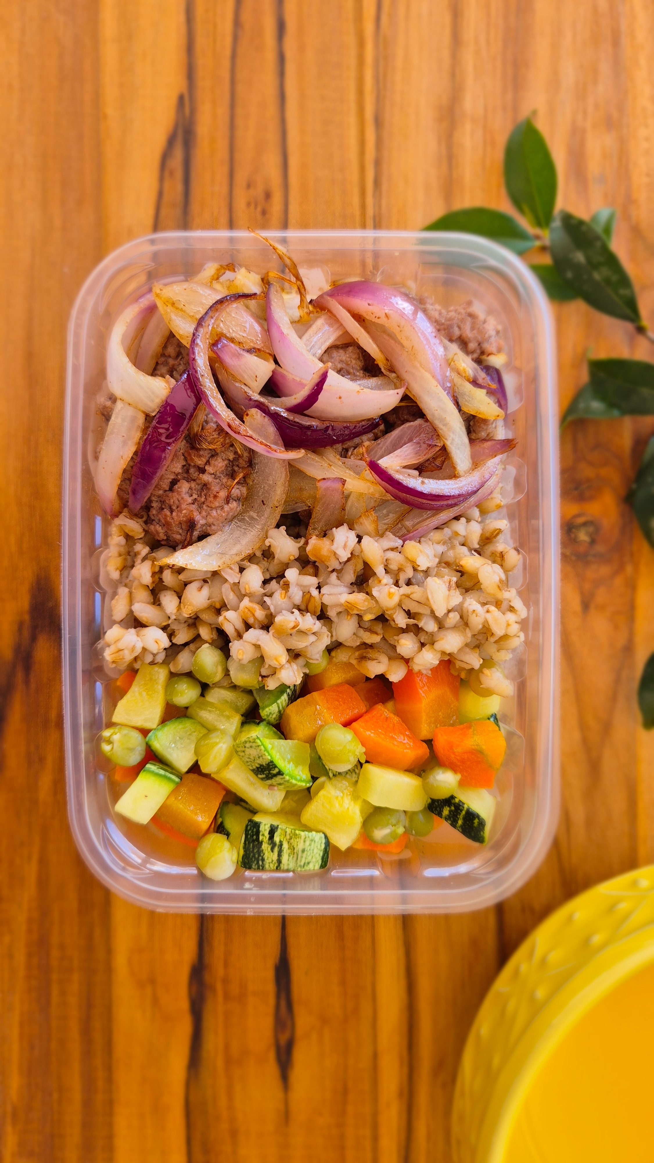 Mini hambúrgueres com cebola caramelizada, espelta funcional e legumes salteados. (Ref. 2512)