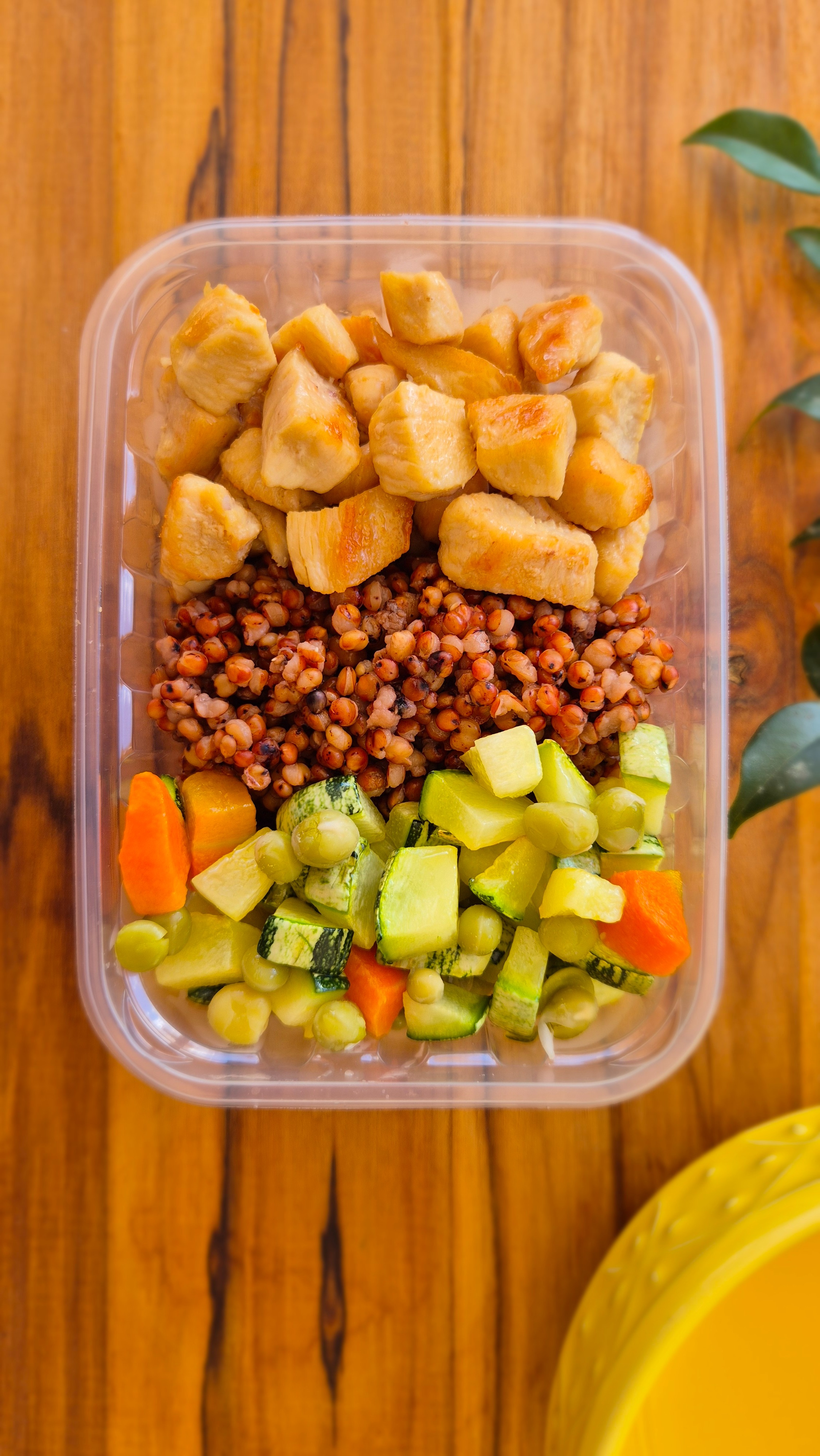 Peito de frango, “risoto” funcional de sorgo tostado e legumes salteados. (Ref. 2515)