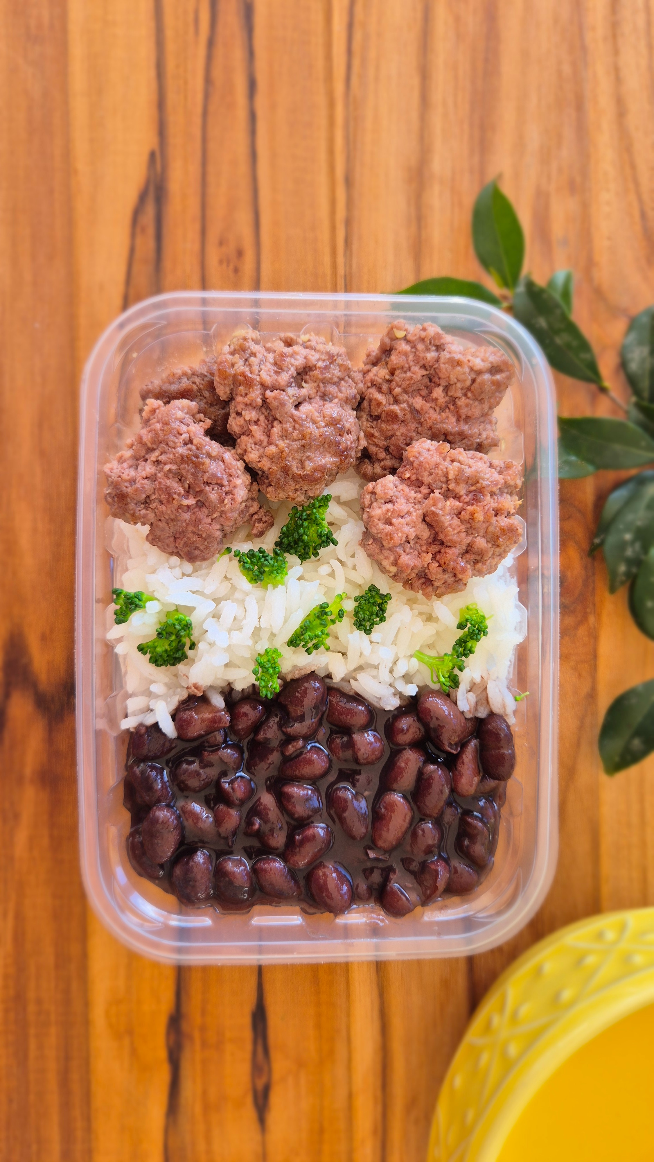 Mini hambúrgueres de maminha, arroz com brócolis e feijão. (Ref. 2505)