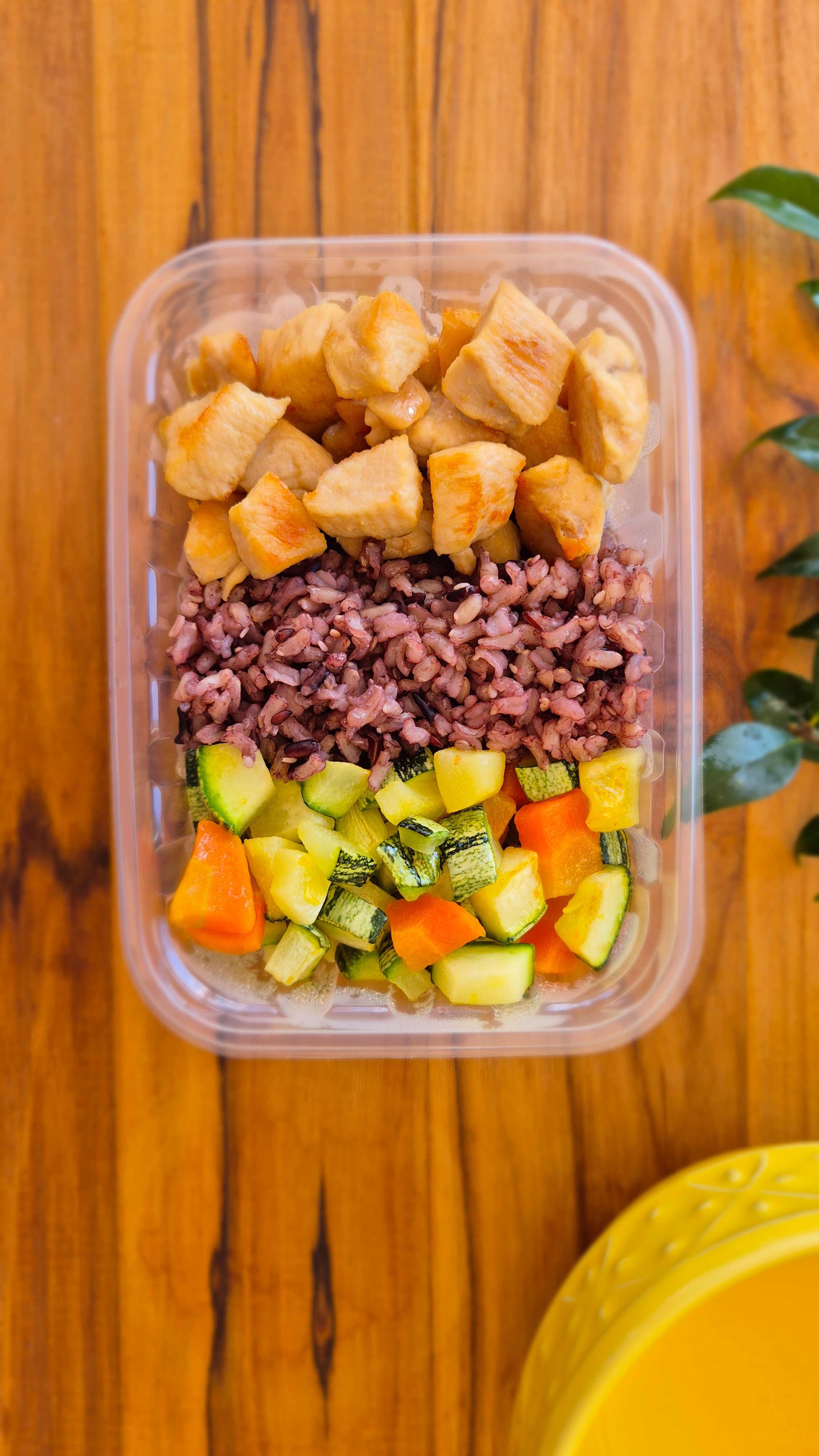 Peito de frango, risoto funcional 8 grãos e legumes salteados. (Ref. 2517)