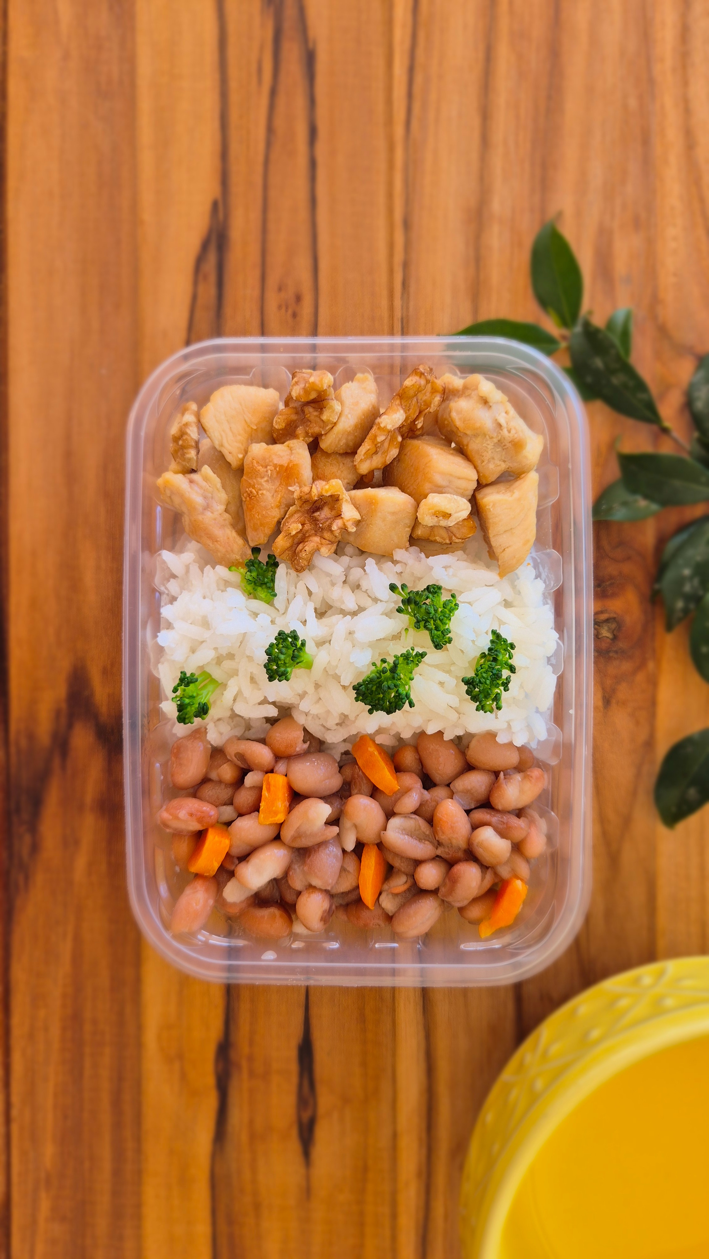 Peito de frango com nozes, arroz com brócolis e feijão com abóbora. (Ref. 2503)