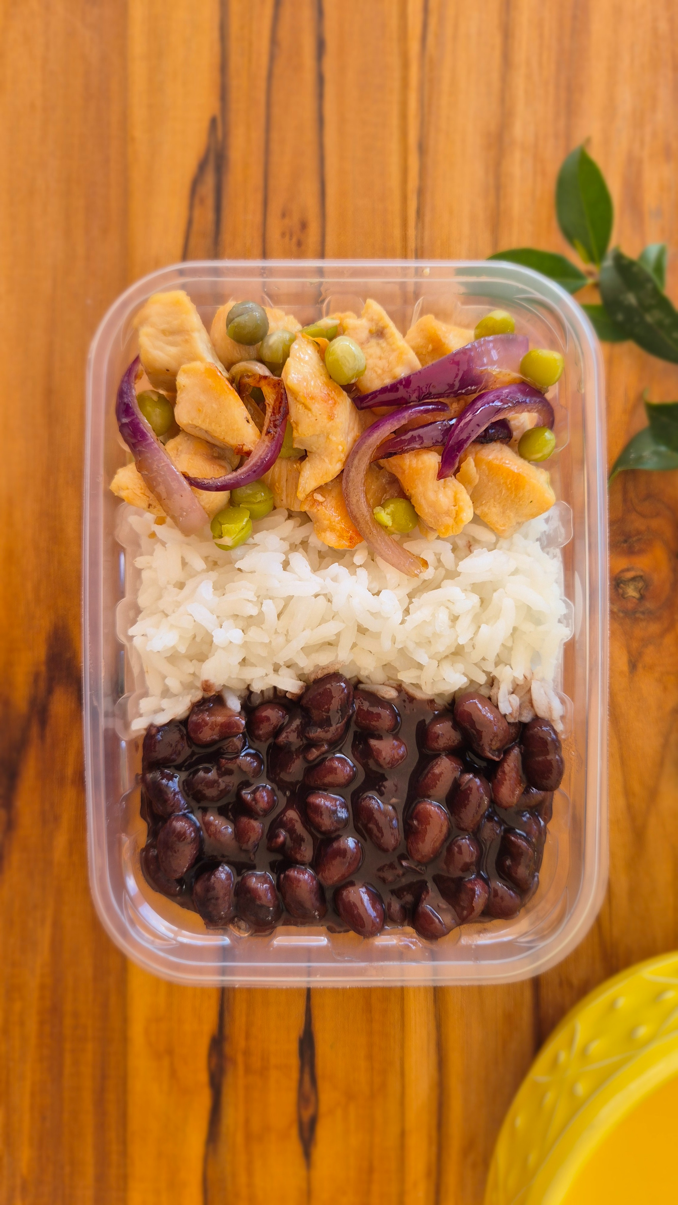 Peito de frango com cebola roxa e ervilhas, arroz branco e feijão preto. (Ref. 2506)