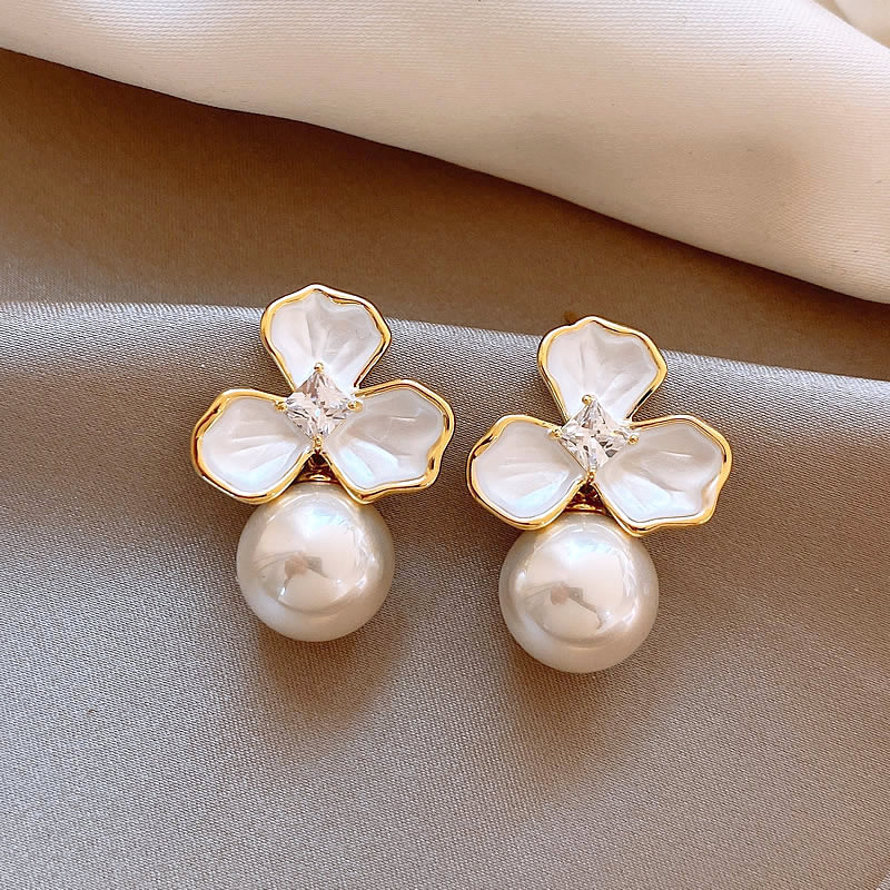Pendientes de flor con perla