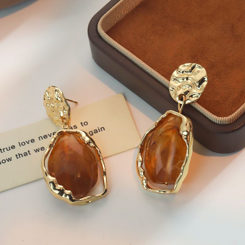 Pendientes dorados con piedras ámbar