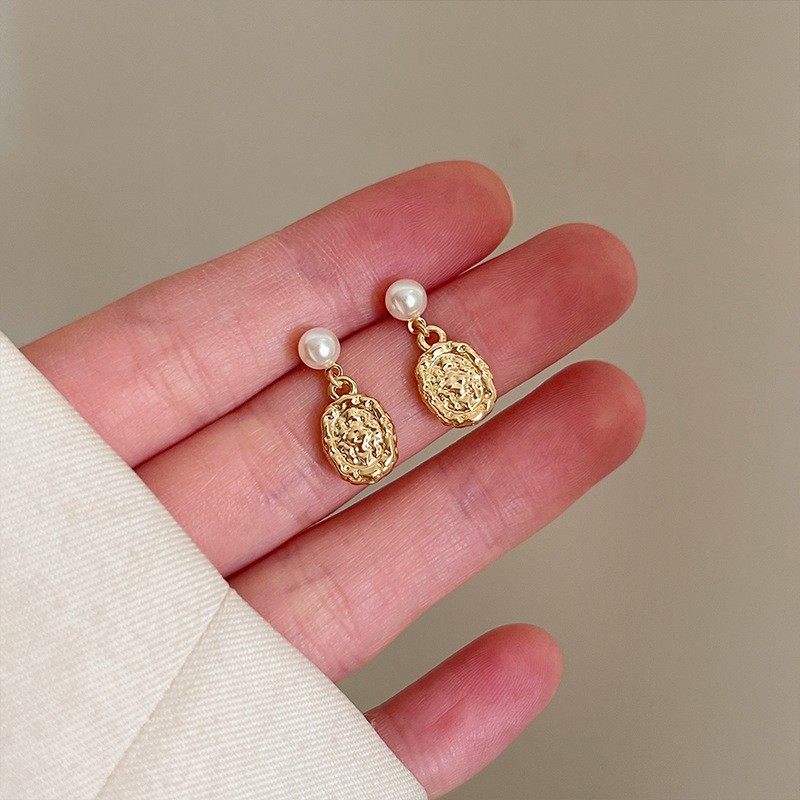 Pendientes dorados con perlas
