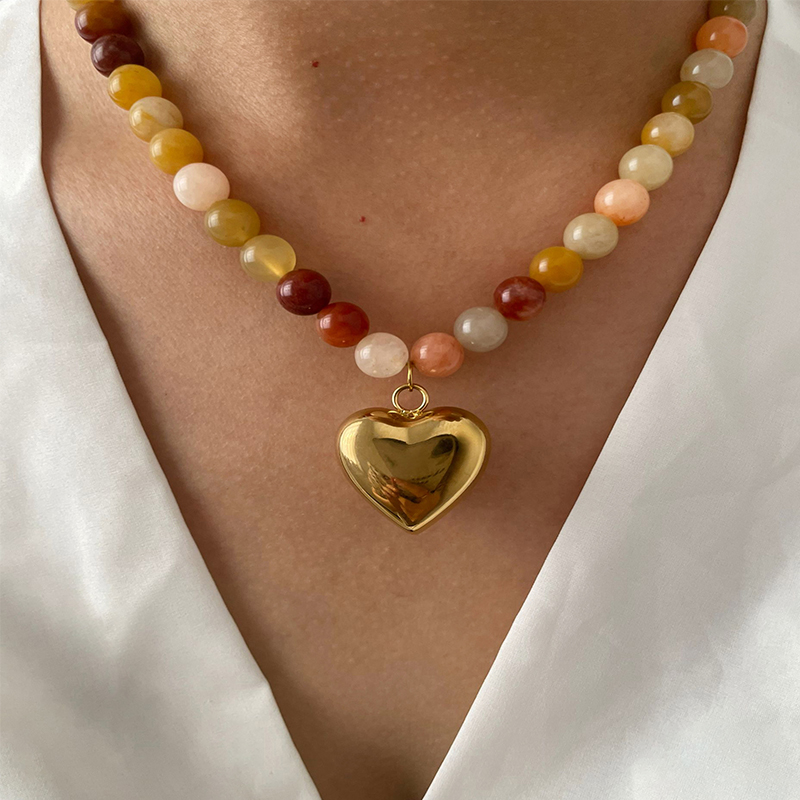 Collar de cuentas con colgante de corazón