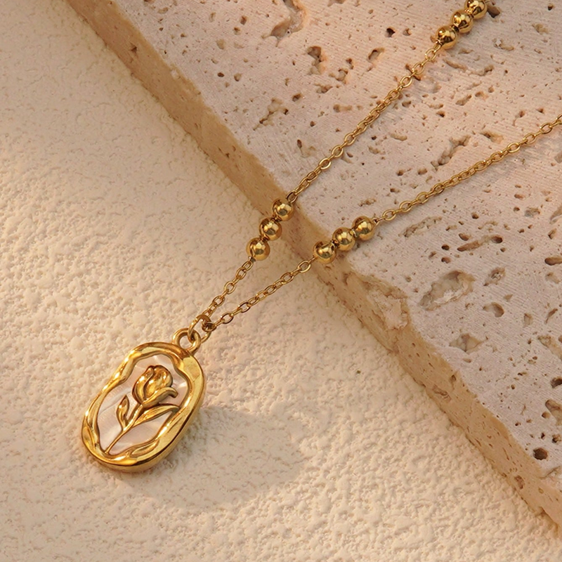 Collar con colgante de flor