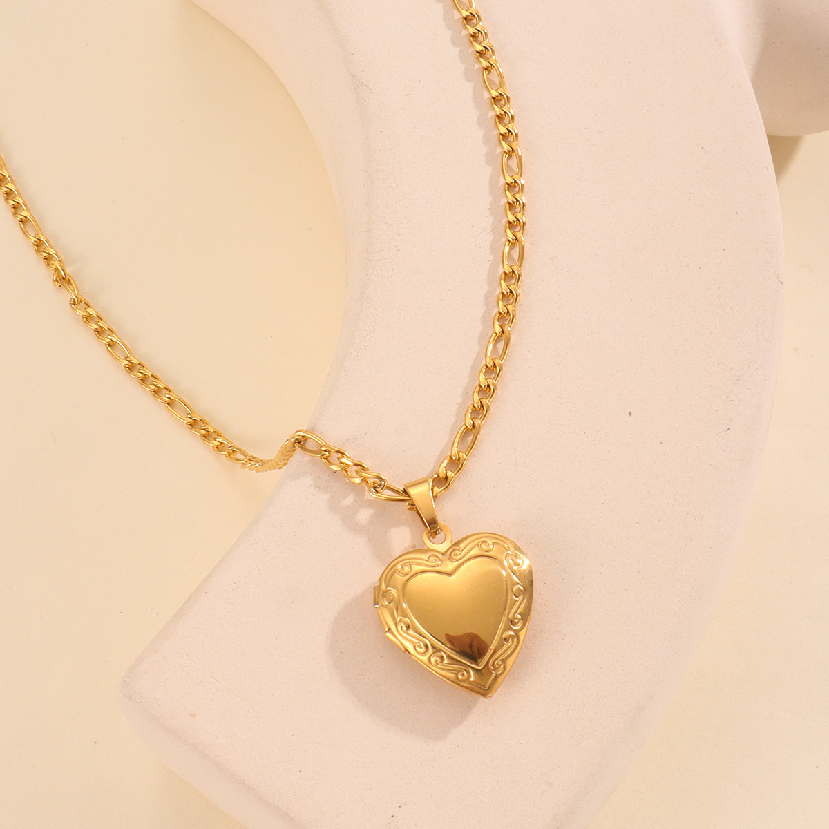 Collar de corazón dorado