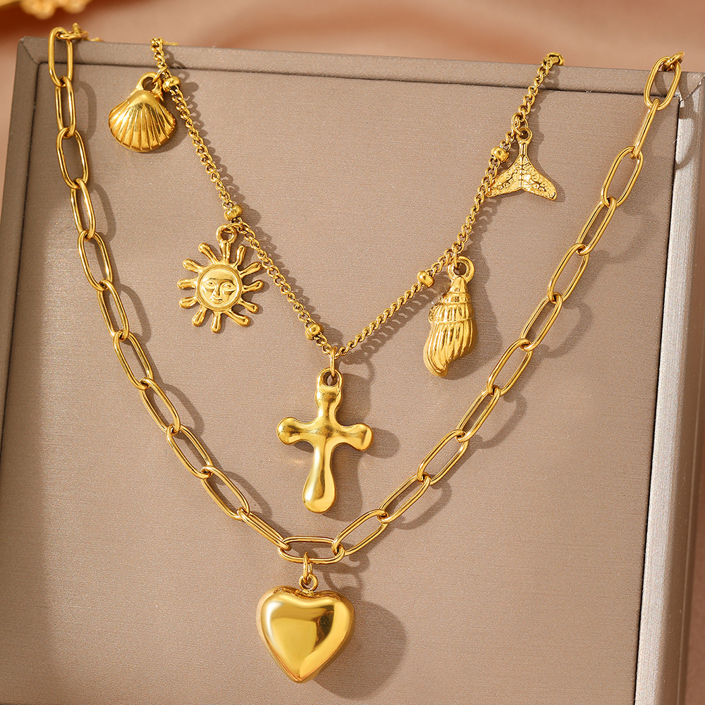Collares con colgantes dorados