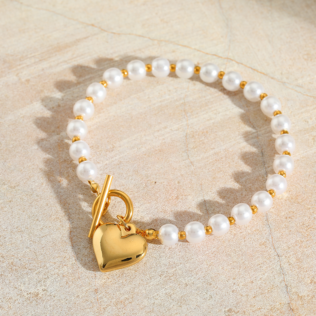 Pulsera de perlas con dije de corazón