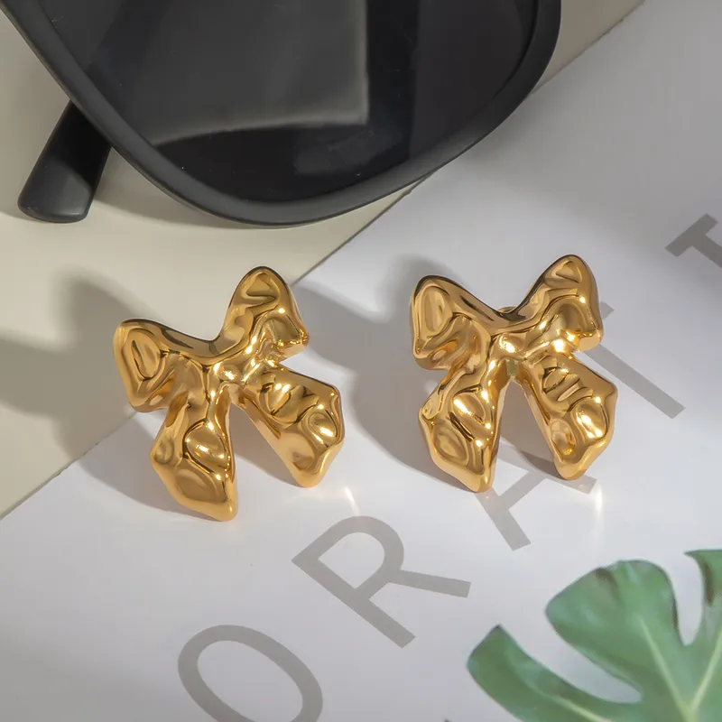 Pendientes dorados con forma de lazo