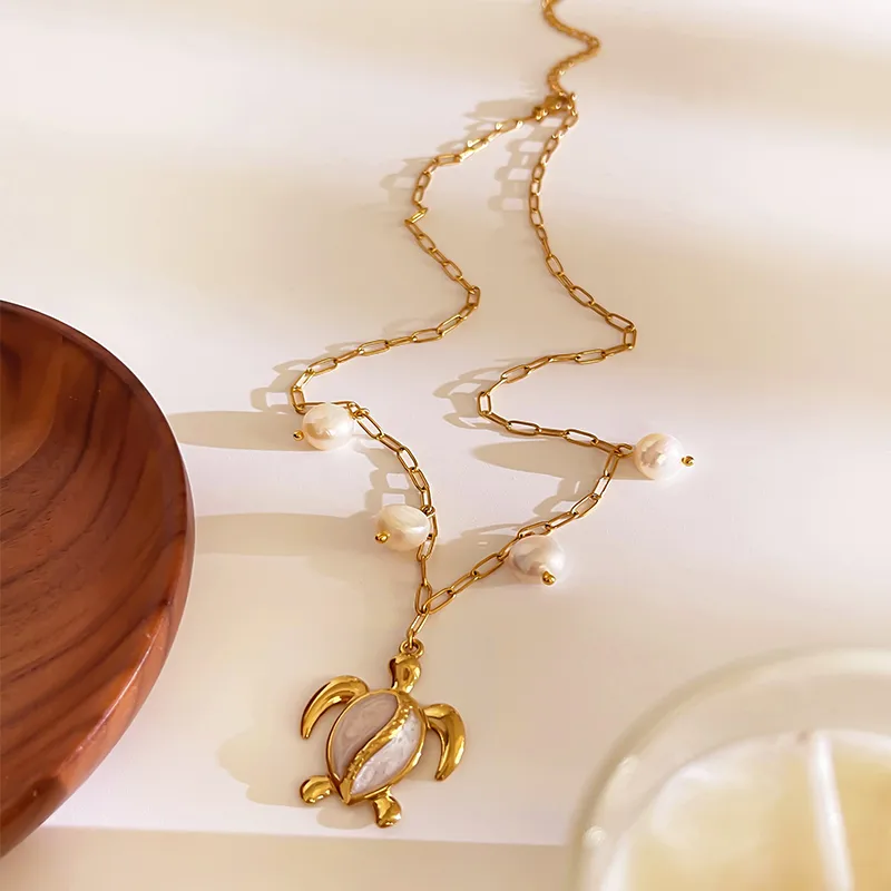 Collar de oro con colgante de tortuga